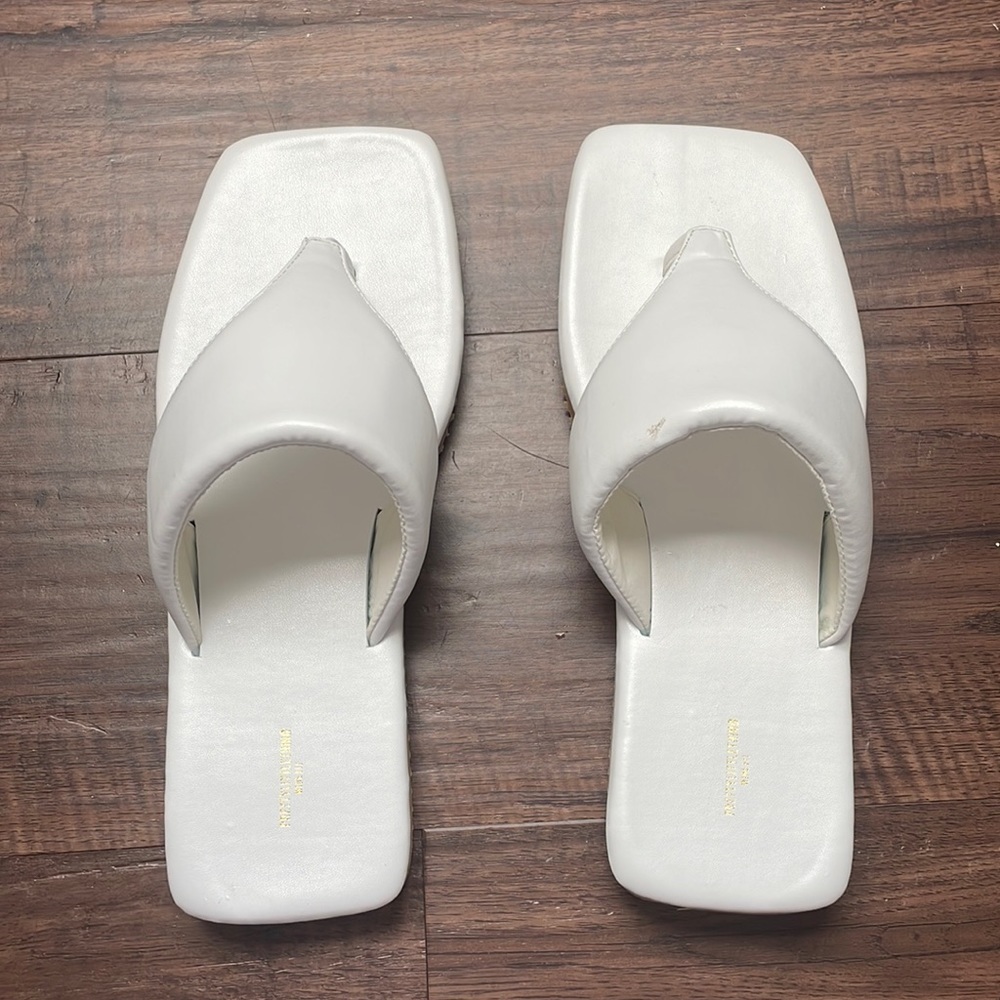 Pretty Little Thing White thong sandals, 🆕NIB!!